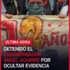 Familiares de los 43 normalistas de Ayotzinapa en una marcha con pancartas; fondo con banderas mexicanas y consignas de