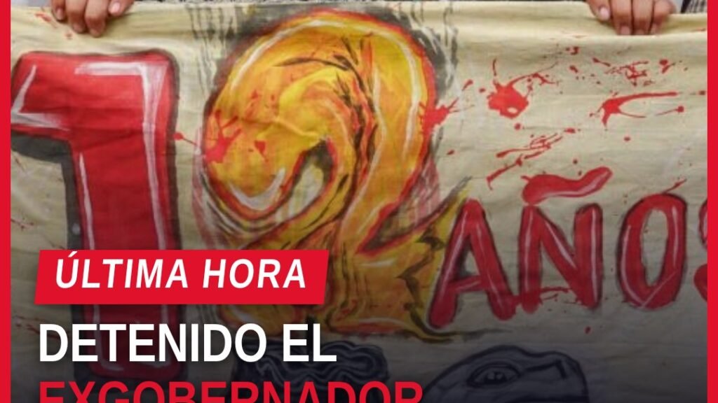 Familiares de los 43 normalistas de Ayotzinapa en una marcha con pancartas; fondo con banderas mexicanas y consignas de
