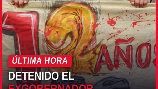 Familiares de los 43 normalistas de Ayotzinapa en una marcha con pancartas; fondo con banderas mexicanas y consignas de