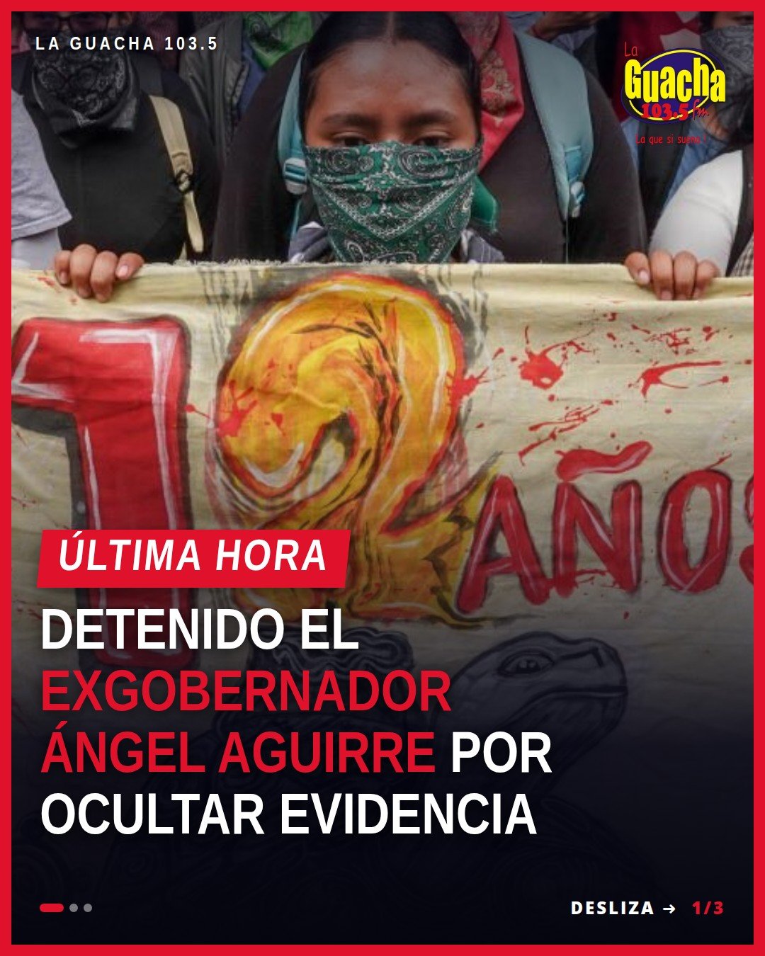 Familiares de los 43 normalistas de Ayotzinapa en una marcha con pancartas; fondo con banderas mexicanas y consignas de