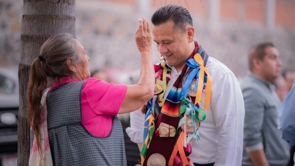 Carlos Torres Piña en diálogo con ciudadanos en un municipio de Michoacán, durante su recorrido actual por el estado
