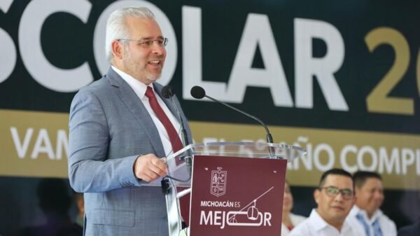 Gobernador Alfredo Ramírez Bedolla y funcionarias anunciando el programa de becas universales en Morelia, Michoacán