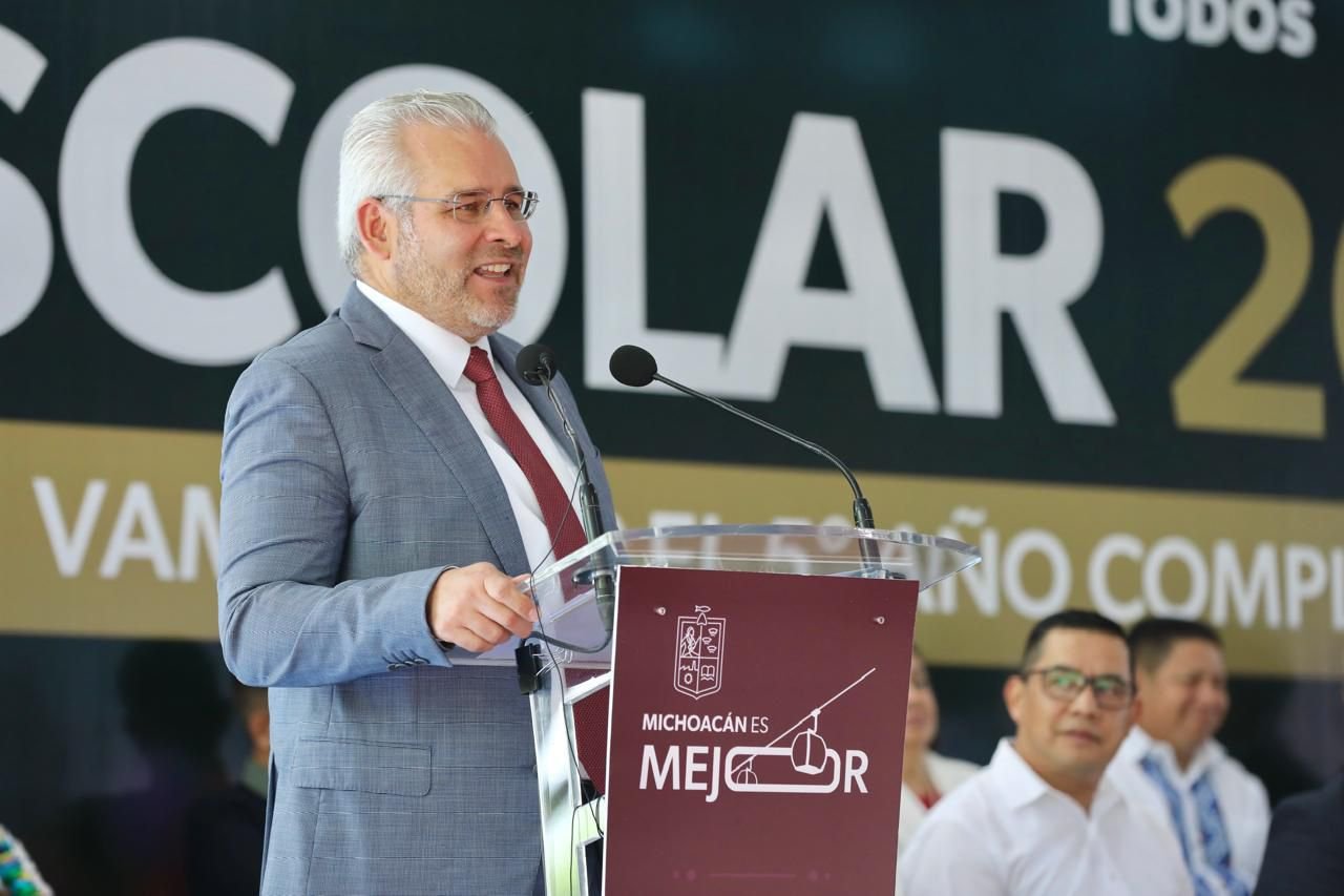Gobernador Alfredo Ramírez Bedolla y funcionarias anunciando el programa de becas universales en Morelia, Michoacán