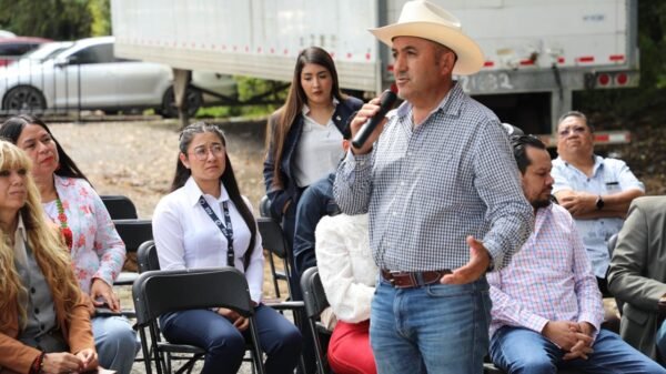 Autoridades de la Fiscalía Michoacán cortan cinta inaugural del Módulo de Certificación Vehicular en Zitácuaro, con letrero visible y personal uniformado presente.
