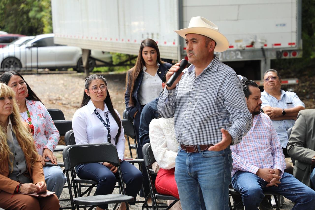 Autoridades de la Fiscalía Michoacán cortan cinta inaugural del Módulo de Certificación Vehicular en Zitácuaro, con letrero visible y personal uniformado presente.