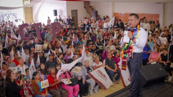 Carlos Torres Piña hablando ante micrófonos en Morelia, Michoacán, durante evento sobre combate al huachicol fiscal y reformas aduaneras