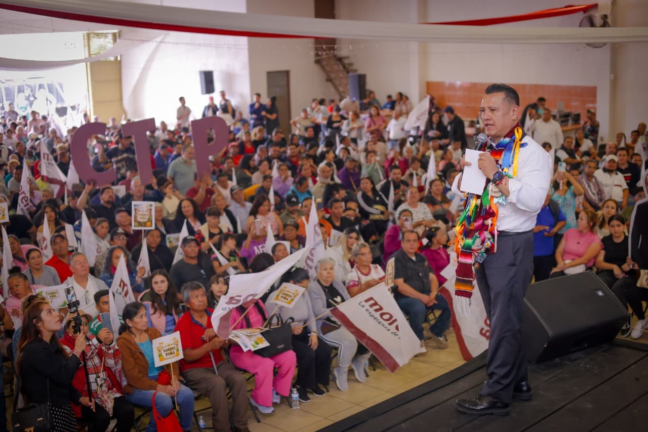 Carlos Torres Piña hablando ante micrófonos en Morelia, Michoacán, durante evento sobre combate al huachicol fiscal y reformas aduaneras