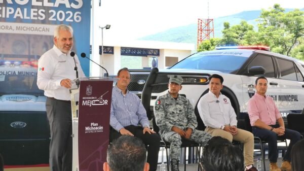 El gobernador Alfredo Ramírez Bedolla entrega tres patrullas Ford Police Interceptor a autoridades de la Policía Municipal de Zamora
