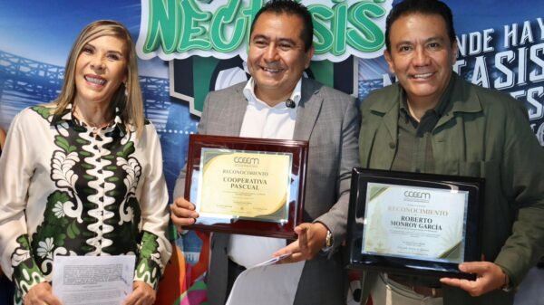 Empaque de bebida Boing con diseño inspirado en la cultura michoacana, junto a logotipos de Sectur Michoacán y Cooperativa Pascual