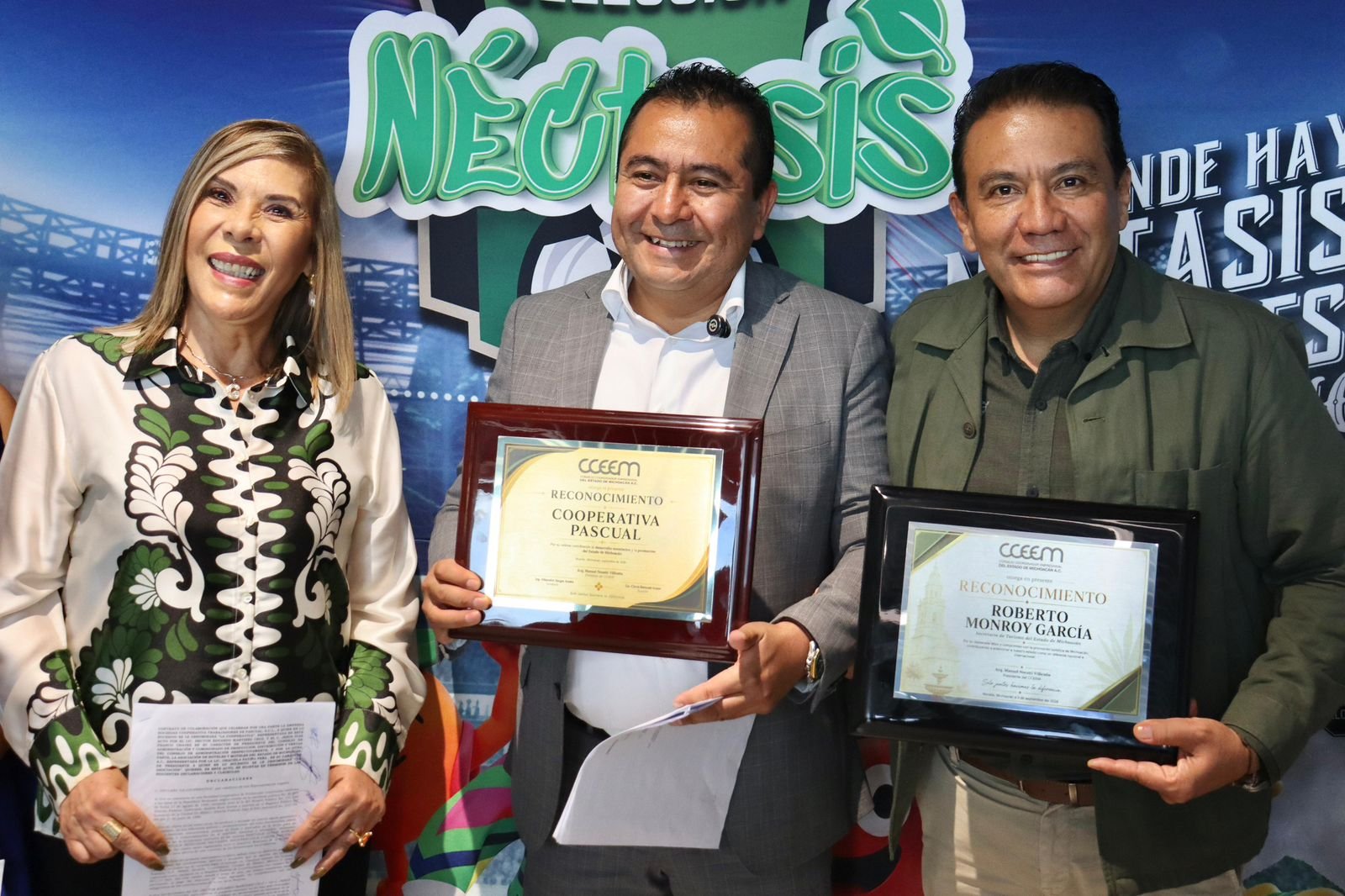 Empaque de bebida Boing con diseño inspirado en la cultura michoacana, junto a logotipos de Sectur Michoacán y Cooperativa Pascual