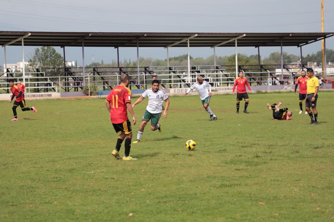 Equipos de la Fiscalía General de Michoacán compitiendo en partidos de fútbol y básquetbol durante los Juegos Interdependencias 2026 en Morelia.