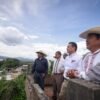 Camino de tierra y piedra que sube desde un muelle en la orilla del lago de Pátzcuaro hacia una casa comunal en la cima de la isla de Urandén