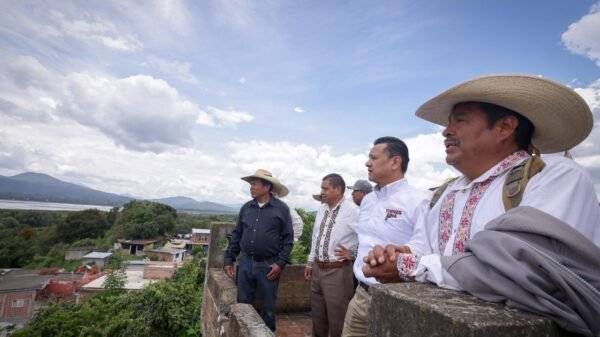Camino de tierra y piedra que sube desde un muelle en la orilla del lago de Pátzcuaro hacia una casa comunal en la cima de la isla de Urandén