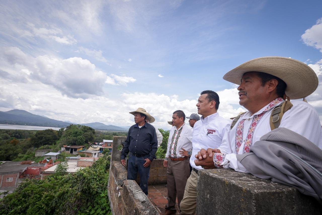 Camino de tierra y piedra que sube desde un muelle en la orilla del lago de Pátzcuaro hacia una casa comunal en la cima de la isla de Urandén