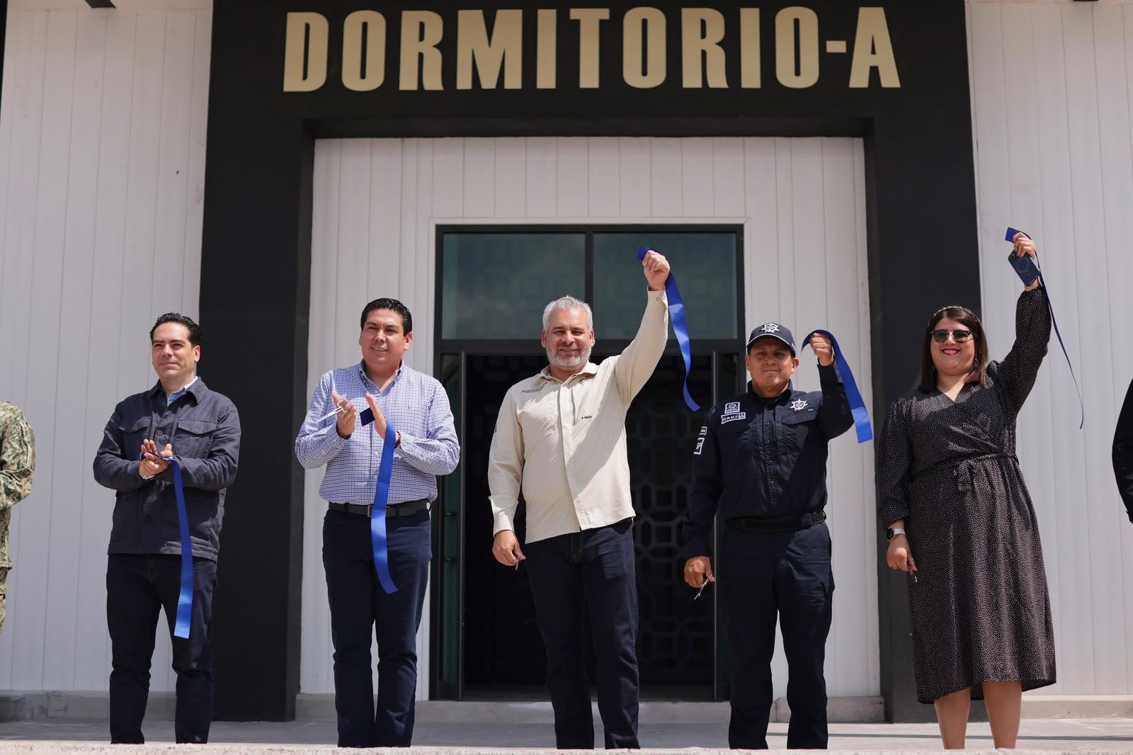 Gobernador Alfredo Ramírez Bedolla cortando cinta inaugural del nuevo cuartel de la Guardia Civil en La Piedad, Michoacán, rodeado de autoridades y personal policial