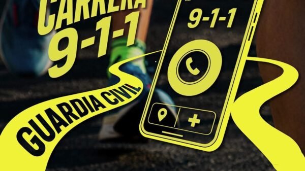 Corredores participando en la Carrera 911 en Uruapan, con salida en el Portal Mercado y fondo urbano característico