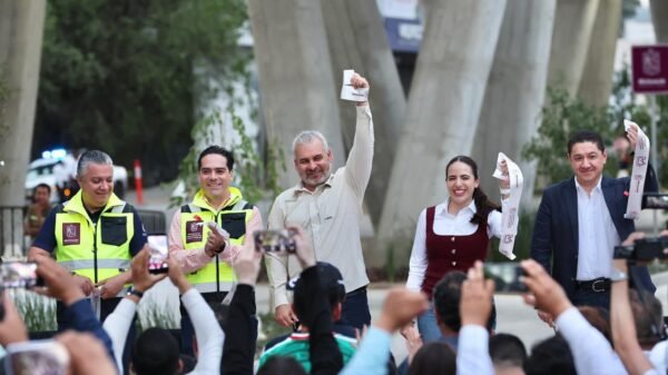 Vista aérea del bajopuente del paso superior ferroviario Independencia recién inaugurado en Morelia, con carriles definidos y áreas verdes integradas