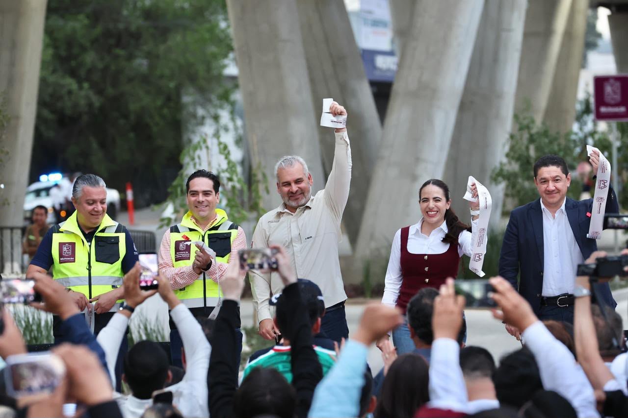 Vista aérea del bajopuente del paso superior ferroviario Independencia recién inaugurado en Morelia, con carriles definidos y áreas verdes integradas