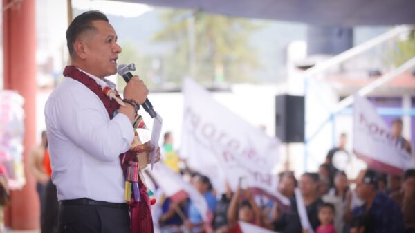Carlos Torres Piña hablando ante micrófonos en un evento público en Morelia, Michoacán, el 5 de septiembre de 2026