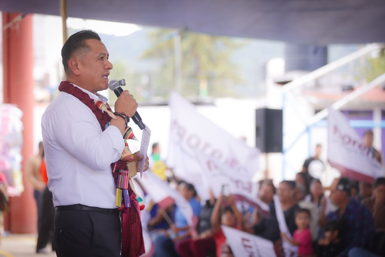 Carlos Torres Piña hablando ante micrófonos en un evento público en Morelia, Michoacán, el 5 de septiembre de 2026