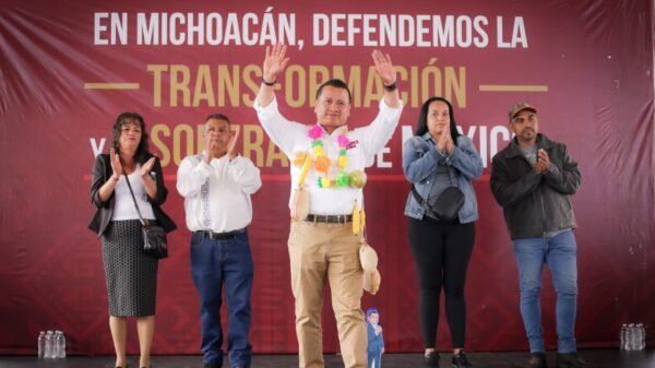 Carlos Torres Piña en reunión con maestros, representantes de la Fiscalía y autoridades indígenas en Michoacán