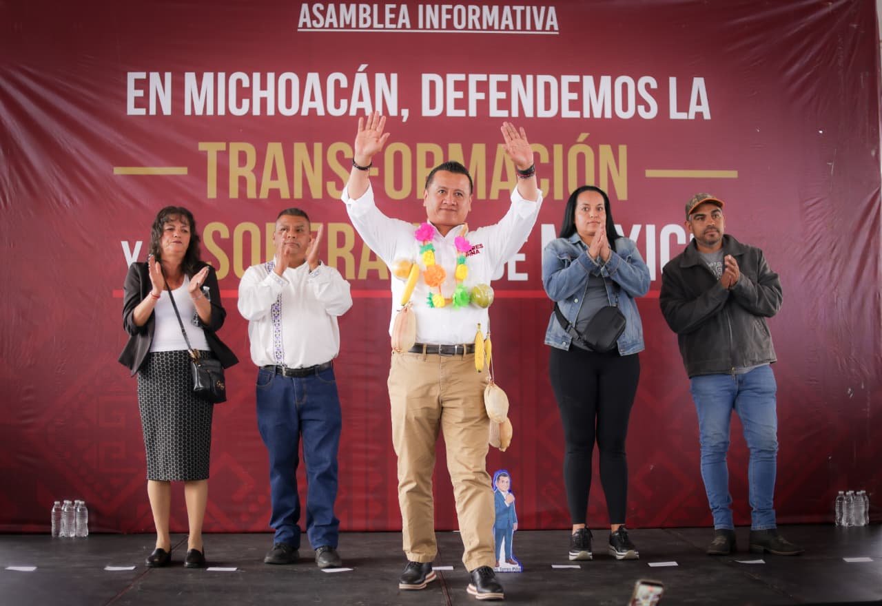 Carlos Torres Piña en reunión con maestros, representantes de la Fiscalía y autoridades indígenas en Michoacán