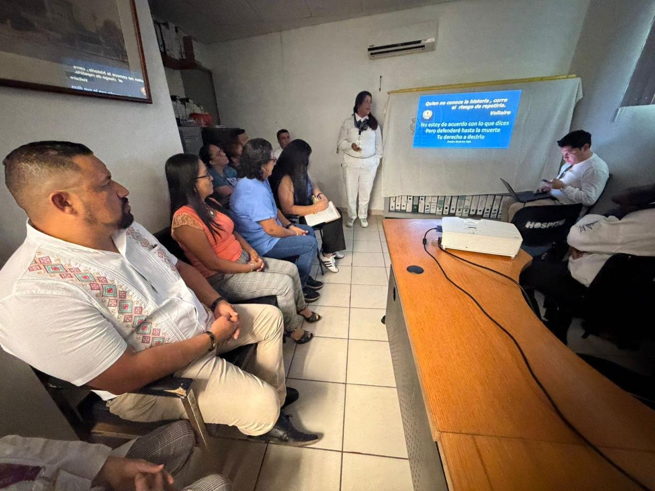 Capacitación presencial de la Fiscalía General de Michoacán dirigida a personal del ISSSTE en Lázaro Cárdenas, sobre violencia de género