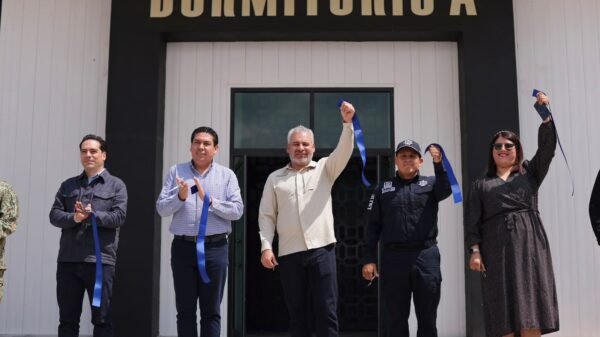 Gobernador Alfredo Ramírez Bedolla cortando cinta inaugural del nuevo cuartel de la Guardia Civil en La Piedad, con presencia de autoridades y nuevas patrullas Ford