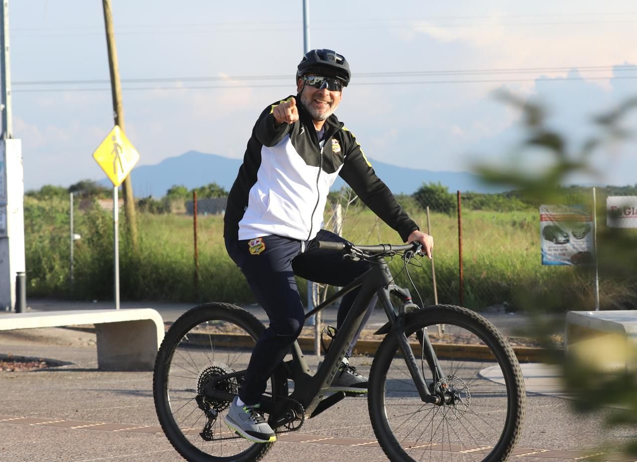 Gobernador Alfredo Ramírez Bedolla pedaleando en bicicleta junto a autoridades en la ciclovía del Bulevar Martí Mercado de La Piedad