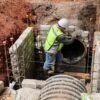 Obreros instalando tuberías pluviales y alcantarillas en una avenida de Morelia durante las obras del Morebús