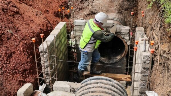 Obreros instalando tuberías pluviales y alcantarillas en una avenida de Morelia durante las obras del Morebús