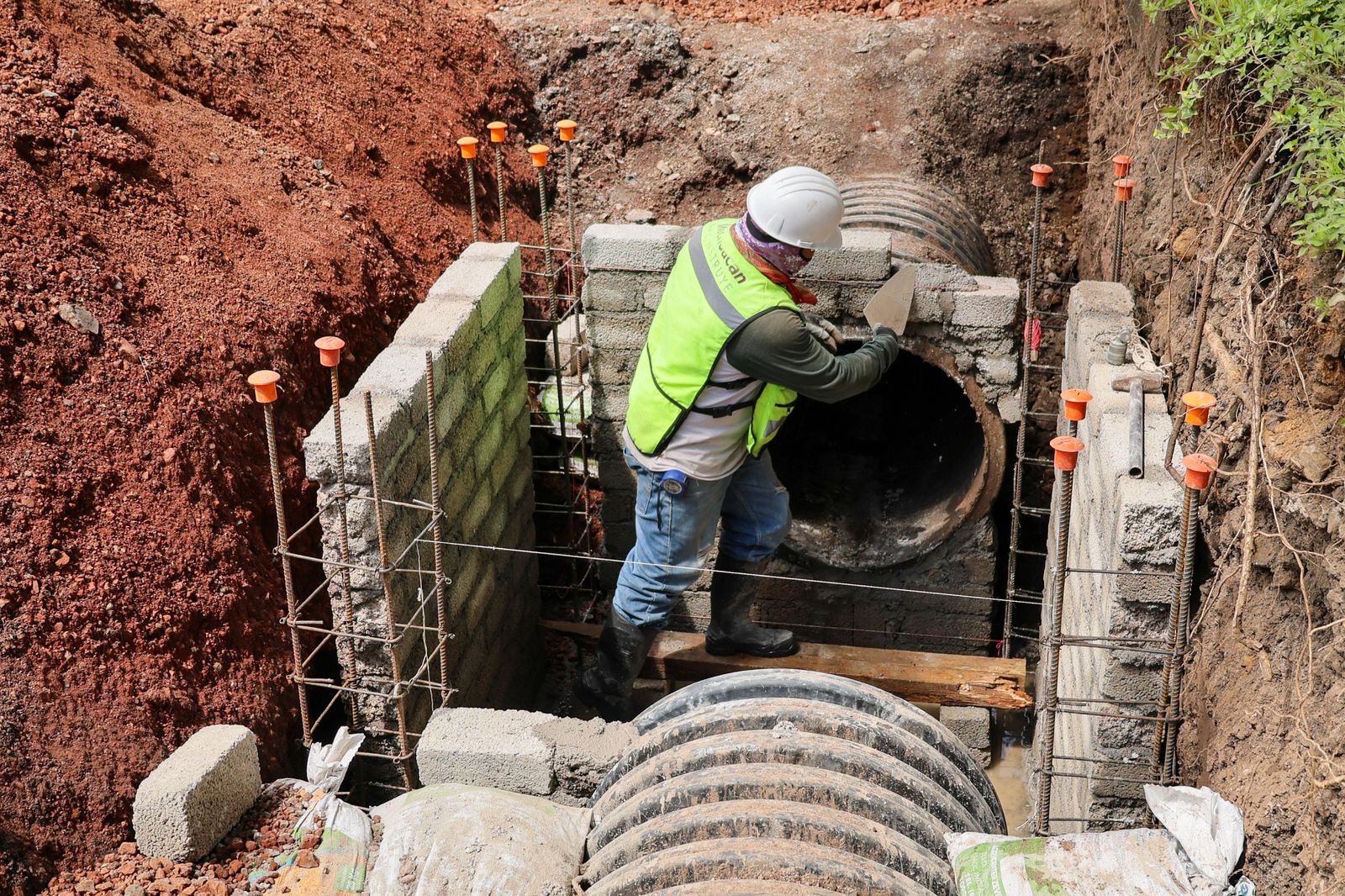 Obreros instalando tuberías pluviales y alcantarillas en una avenida de Morelia durante las obras del Morebús