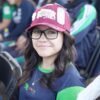Logotipo de D4TA Datos Gratis junto a una imagen simbólica de conexión digital y jóvenes estudiando con dispositivos móviles en Morelia, Michoacán
