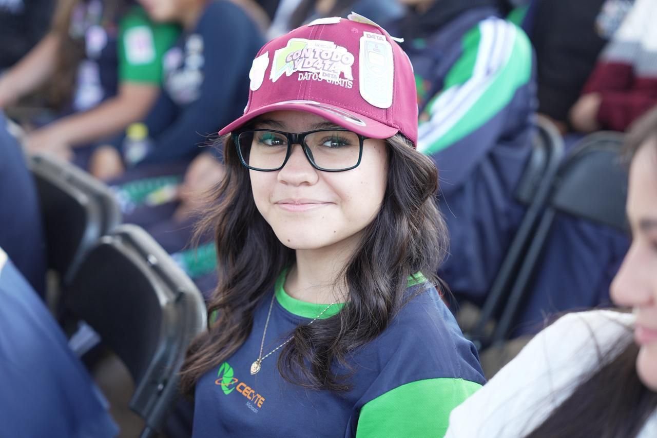 Logotipo de D4TA Datos Gratis junto a una imagen simbólica de conexión digital y jóvenes estudiando con dispositivos móviles en Morelia, Michoacán