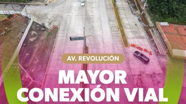 Vista aérea del Paseo de la Revolución en Uruapan tras su rehabilitación: vialidad con ciclovía, banquetas amplias, señalización y áreas peatonales