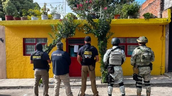 Fiscalía General de Michoacán realizando cateos en dos viviendas de Morelia, con presencia de policías y unidades caninas