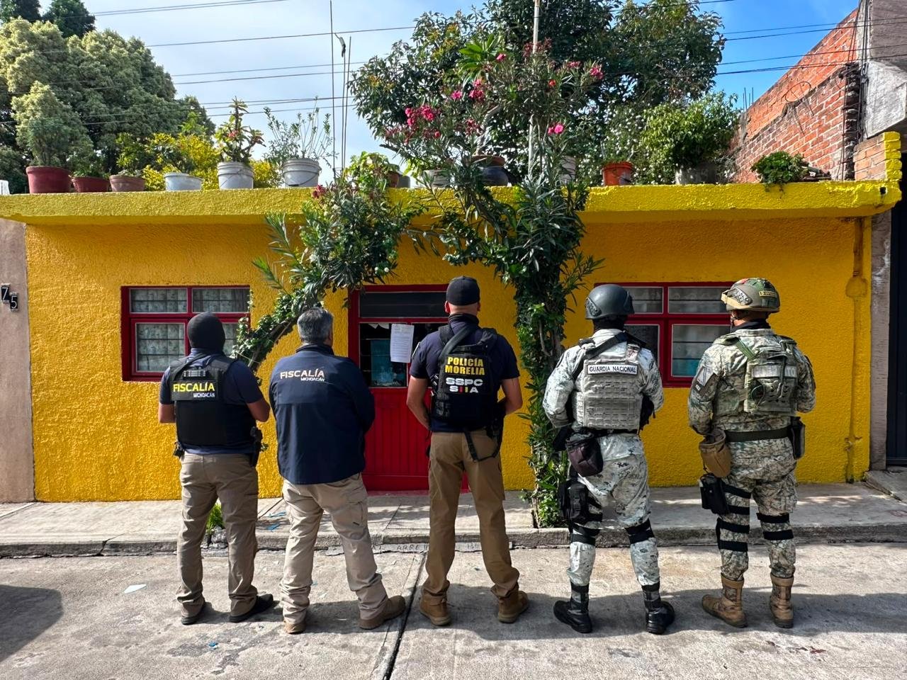 Fiscalía General de Michoacán realizando cateos en dos viviendas de Morelia, con presencia de policías y unidades caninas