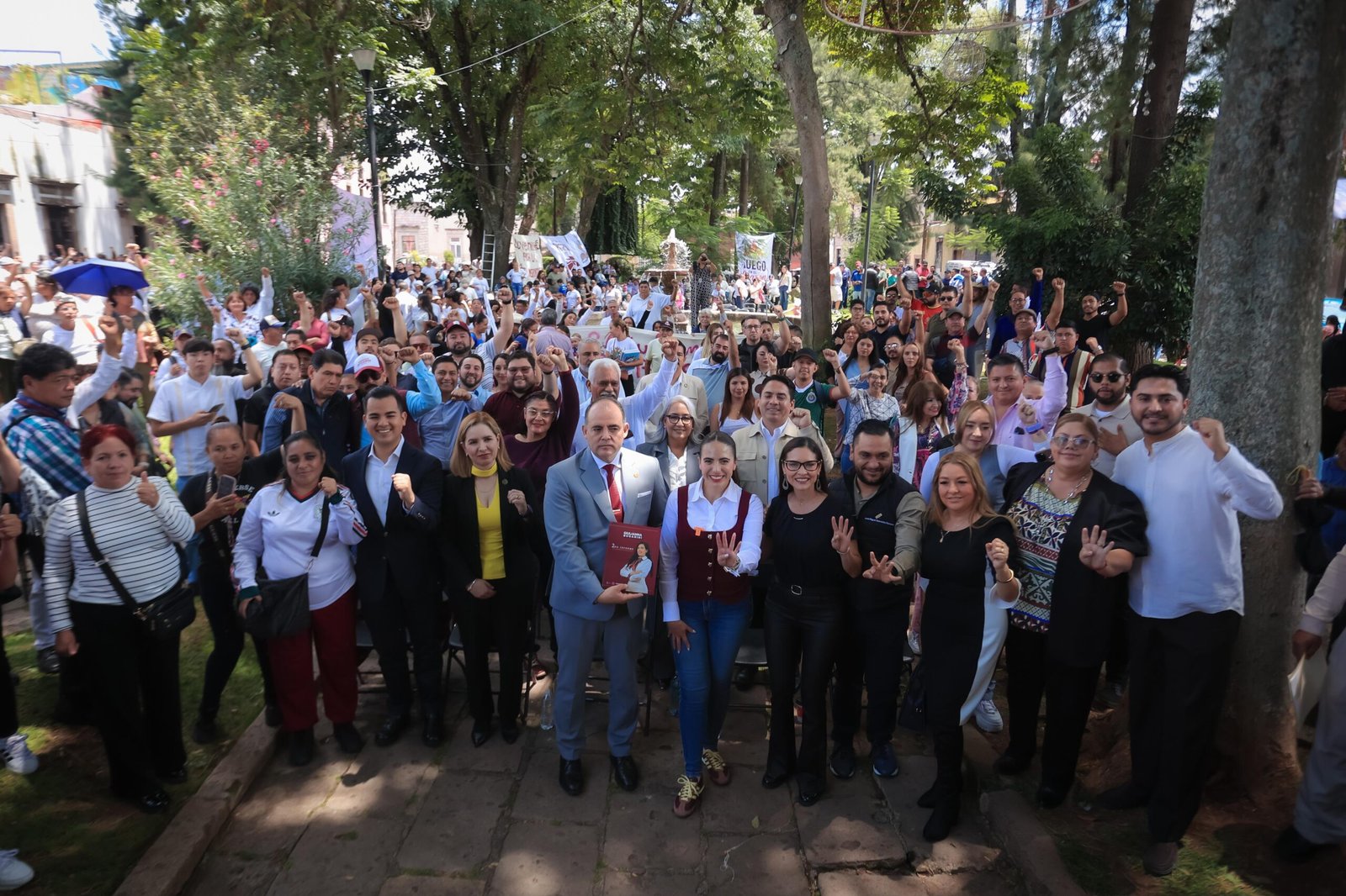 Diputada Giulianna Bugarini Torres hablando ante público en el Jardín de La Soterraña durante su Segundo Informe Legislativo en Morelia, 5 de septiembre de 2026