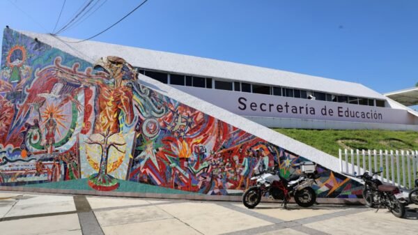 Logotipo de la Secretaría de Educación del Estado de Michoacán junto a una escuela secundaria en entorno rural de San Francisco Peribán