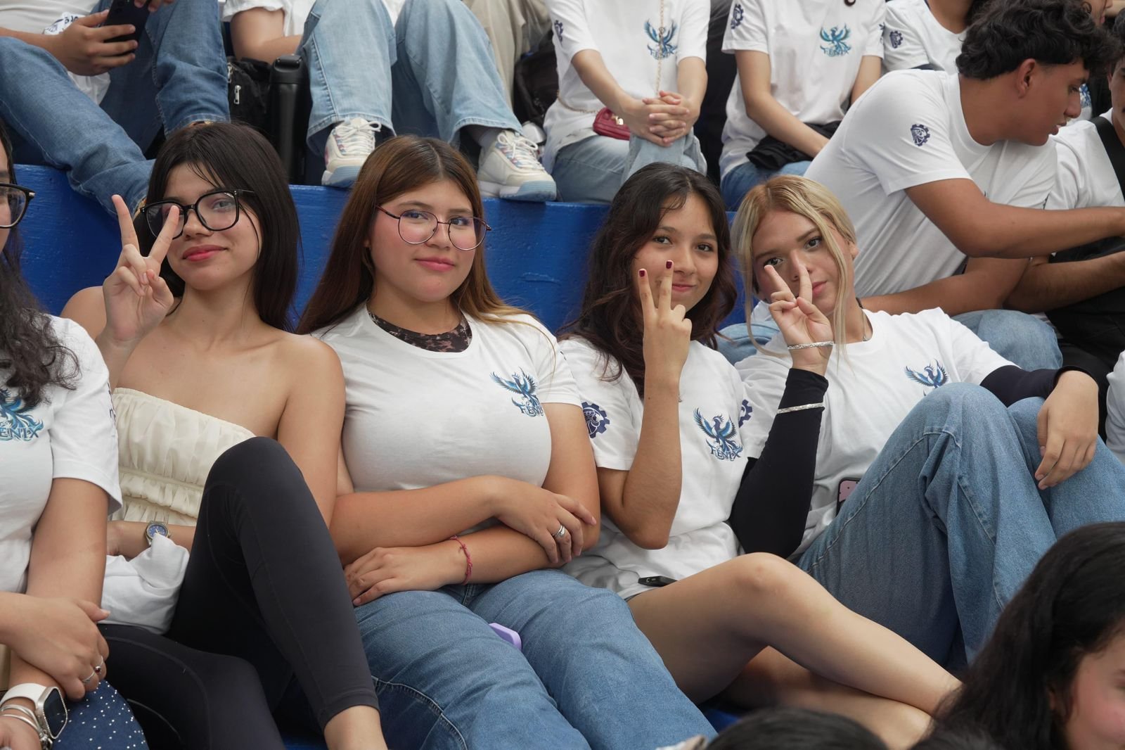 Gráfica o imagen simbólica de estudiantes universitarios en Michoacán con logos de programas educativos estatales como Jóvenes Escribiendo el Futuro y Gertrudis Bocanegra