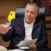 Fotografía oficial del secretario de Finanzas y Administración, Luis Navarro, anunciando la garantía de quincenas y prestaciones para el magisterio michoacano en 2026