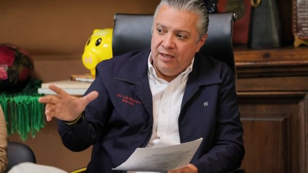 Fotografía oficial del secretario de Finanzas y Administración, Luis Navarro, anunciando la garantía de quincenas y prestaciones para el magisterio michoacano en 2026