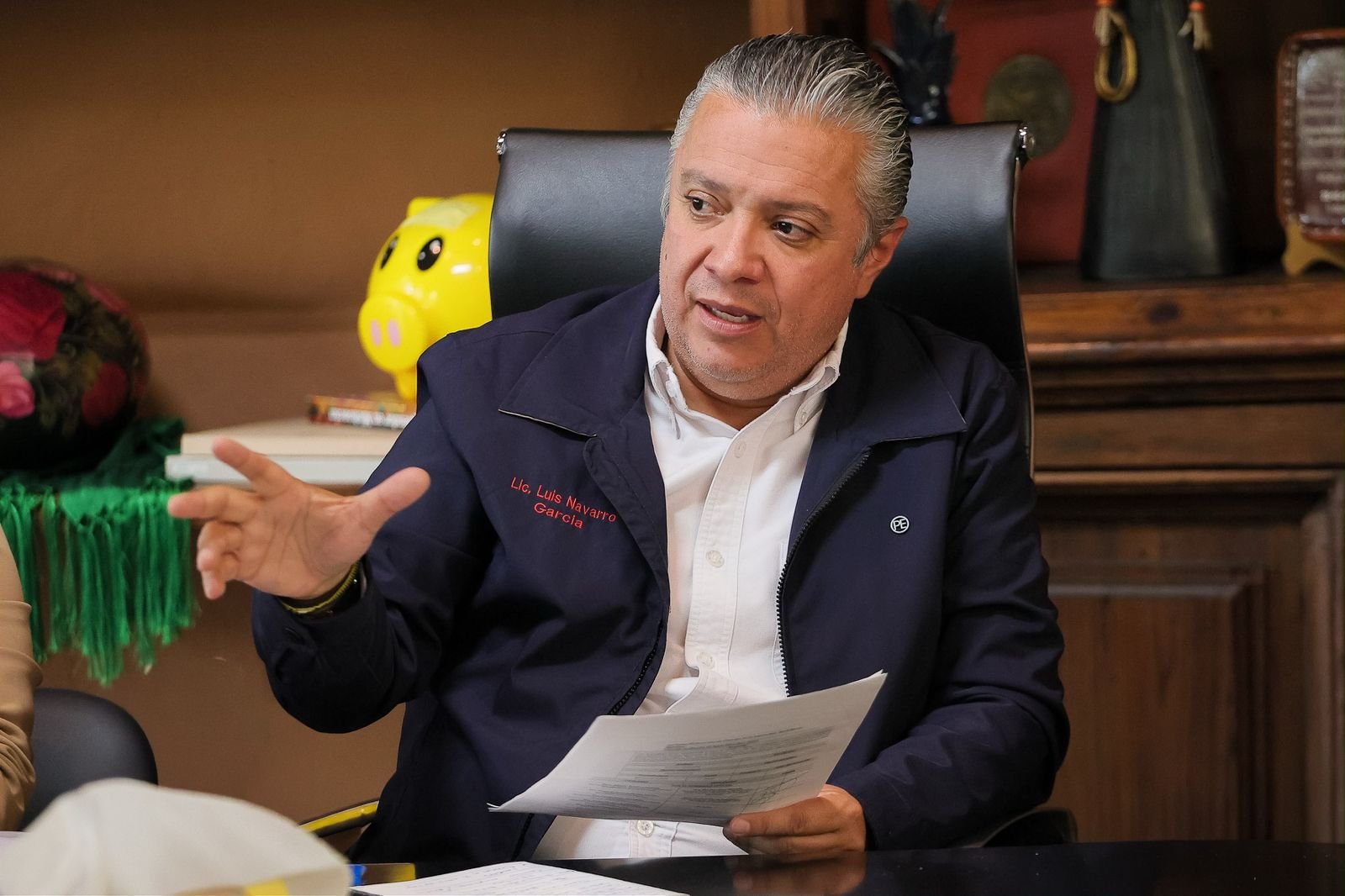 Fotografía oficial del secretario de Finanzas y Administración, Luis Navarro, anunciando la garantía de quincenas y prestaciones para el magisterio michoacano en 2026