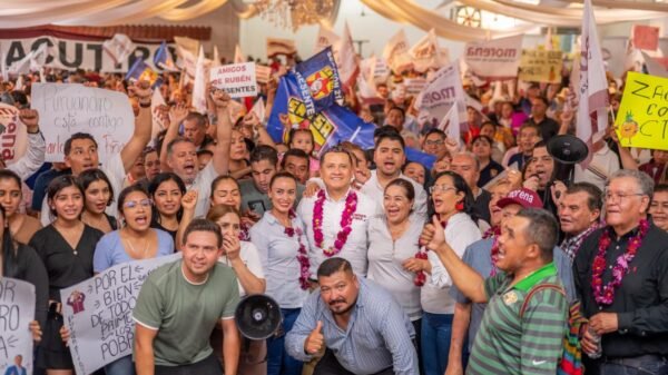 Carlos Torres Piña hablando ante micrófono en evento público en Morelia, Michoacán, presentando el Plan Michoacán por la Paz y la Justicia