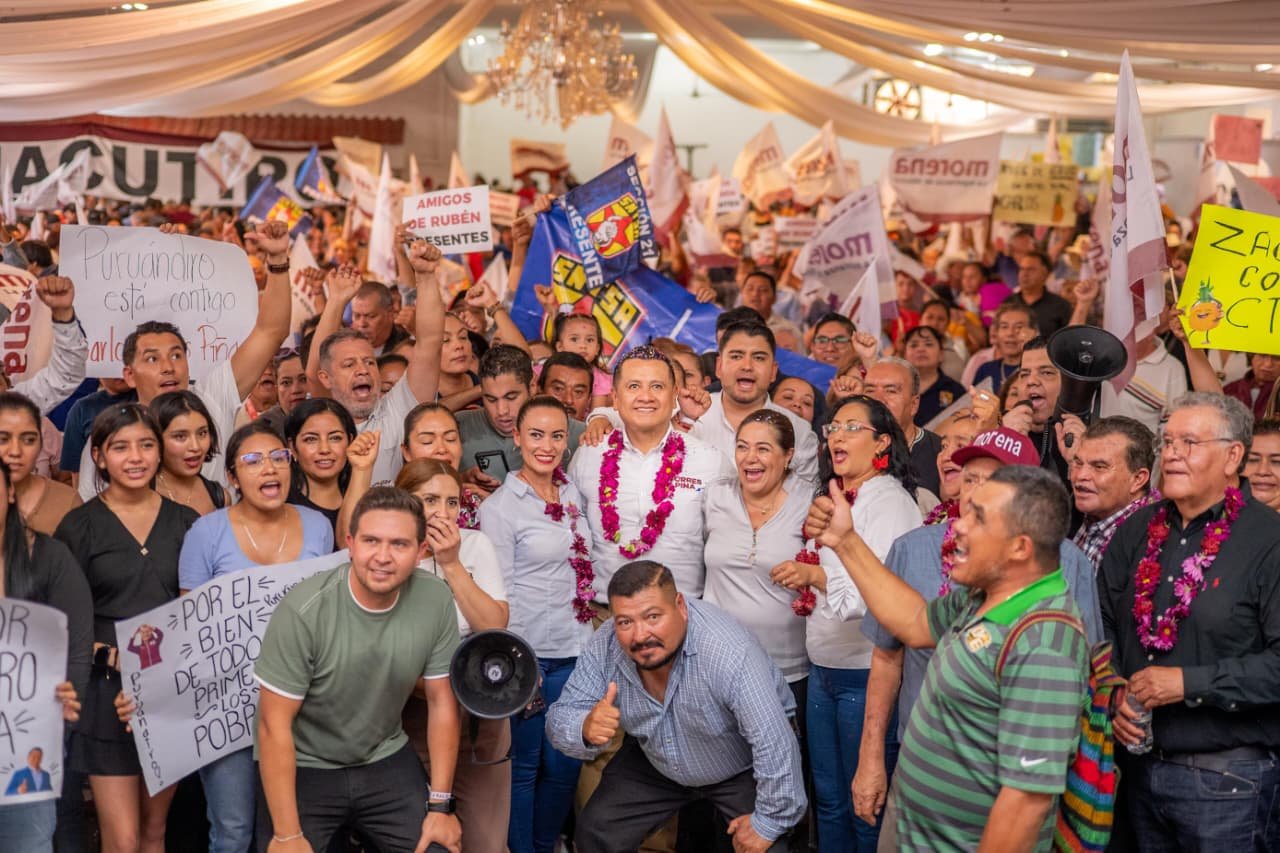 Carlos Torres Piña hablando ante micrófono en evento público en Morelia, Michoacán, presentando el Plan Michoacán por la Paz y la Justicia