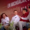 Fotografía de Carlos Torres Piña conversando con comuneros en una comunidad de la Meseta Purépecha, Michoacán