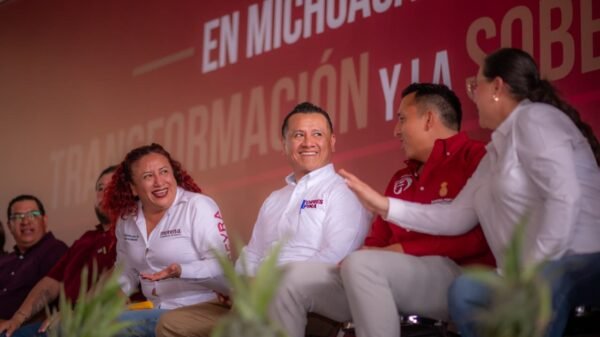 Fotografía de Carlos Torres Piña conversando con comuneros en una comunidad de la Meseta Purépecha, Michoacán