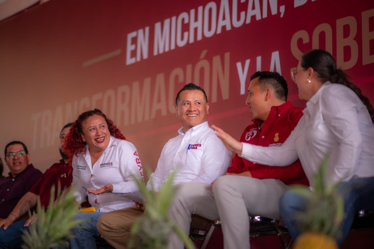 Fotografía de Carlos Torres Piña conversando con comuneros en una comunidad de la Meseta Purépecha, Michoacán