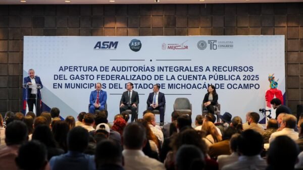 Acto oficial de firma de actas de apertura de auditorías en Morelia, con presencia de autoridades estatales, federales y municipales
