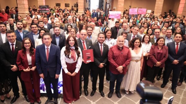 Giulianna Bugarini Torres hablando ante el pleno del Congreso del Estado de Michoacán durante la presentación del Segundo Informe Legislativo de Morena